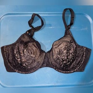 A Vanity Fair black lace bra/size 38D